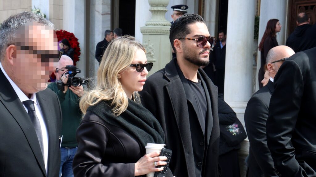 Όλοι κράζουν την Γαρυφαλλιά Καληφώνη: Τι φόρεσε και τι κρατούσε στην κηδεία της Μαρινέλλας