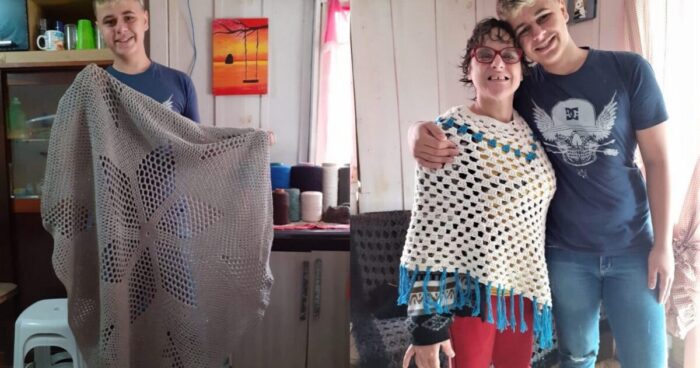 Πλέκει υφαντά με βελονάκι για να βοηθήσει την ανάπηρη μητέρα του και να φέρει χρήματα στο σπίτι – ΒΙΝΤΕΟ