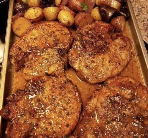 Χοιρινές Μπριζόλες «Smothered» με πλούσια σάλτσα κρεμμυδιού