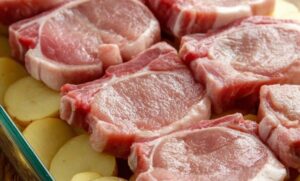 Χοιρινές Μπριζόλες με πατάτες και πλούσια σάλτσα