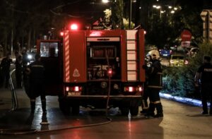 Μεγάλη πυρκαγιά μετά από έκρηξη στου Γκύζη – Φιάλη εκτοξεύτηκε δεκάδες μέτρα και καρφώθηκε σε άλλο κτίριο