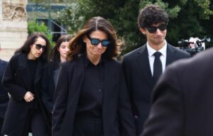 Κηδεία Μαρινέλλας: Στη Μητρόπολη η σορός της – Ράκος η κόρη της, Τζωρτζίνα