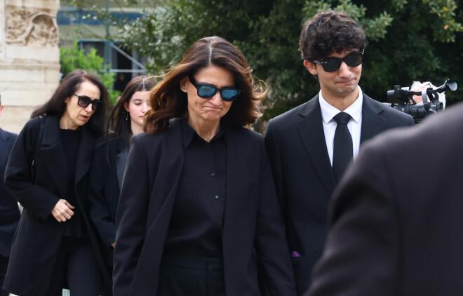 Κηδεία Μαρινέλλας: Στη Μητρόπολη η σορός της – Ράκος η κόρη της, Τζωρτζίνα