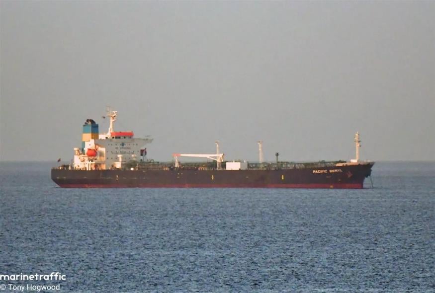 ΕΚΤΑΚΤΟ ΤΩΡΑ – ΕΠΙΘΕΣΗ ΣΕ ΕΛΛΗΝΙΚΟ ΠΛΟΙΟ ΣΤΟ ΝΤΟΥΜΠΑΙ – ΑΓΩΝΙΑ ΓΙΑ ΤΟ ΠΛΗΡΩΜΑ