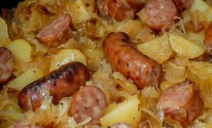 Πολωνικό λουκάνικο με λάχανο τουρσί (Sauerkraut) και πατάτες