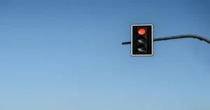 Αλλάζουν τα φανάρια κυκλοφορίας: Ποιο θα είναι το τέταρτο χρώμα και ποια η λειτουργία του