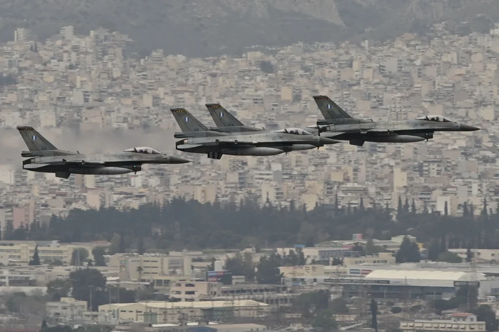 ΜΑΧΗΤΙΚΑ ΑΕΡΟΣΚΑΦΗ ΠΕΤΟΥΝ ΠΑΝΩ ΑΠΟ ΤΗΝ ΑΘΗΝΑ – ΤΙ ΣΥΜΒΑΙΝΕΙ