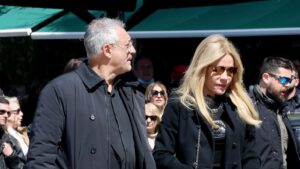 Χαμός στην Μητρόπολη Αθηνών με την εμφάνιση της Μαριάννας Λάτση – Εμφανίστηκε έτσι στην κηδεία της Μαρινέλλας και όλοι σχολίασαν το ίδιο