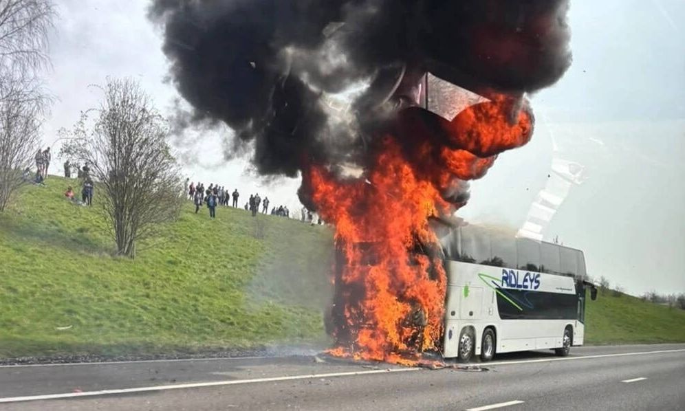 Λεωφορείο γεμάτο οπαδούς ομάδας ποδοσφαίρου τυλίχθηκε στις φλόγες – Δυστυχώς…