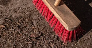 Γιατί «δεν κάνει» να σκουπίζεις τη Μεγάλη Εβδομάδα – Λίγοι το γνωρίζουν