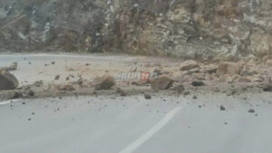 Γκρεμίζεται αγαπημένο νησί: Κατολισθήσεις βράχων και προβλήματα στο δρόμο προς το λιμάνι