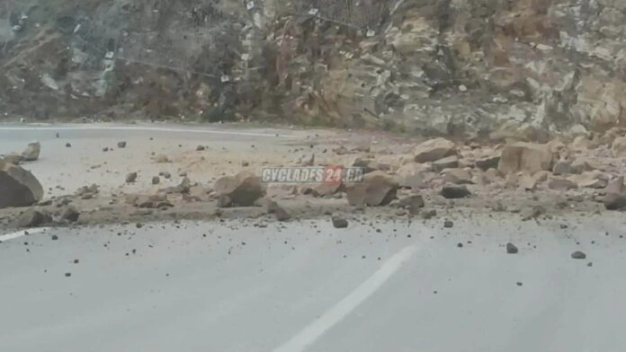 Γκρεμίζεται αγαπημένο νησί: Κατολισθήσεις βράχων και προβλήματα στο δρόμο προς το λιμάνι