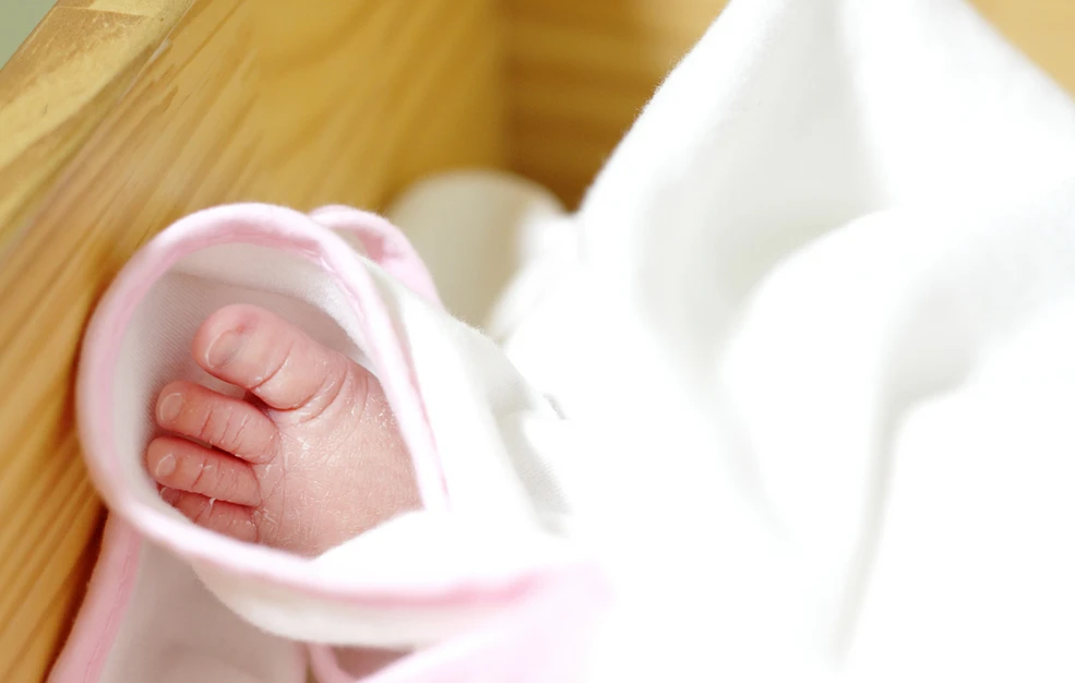 «Το δάγκωναν τα ξαδέρφια του, έπεσε από το καρότσι»: Οι δικαιολογίες της 18χρονης μητέρας του βρέφους από τον Πύργο – Φρικιαστικά τα ευρήματα