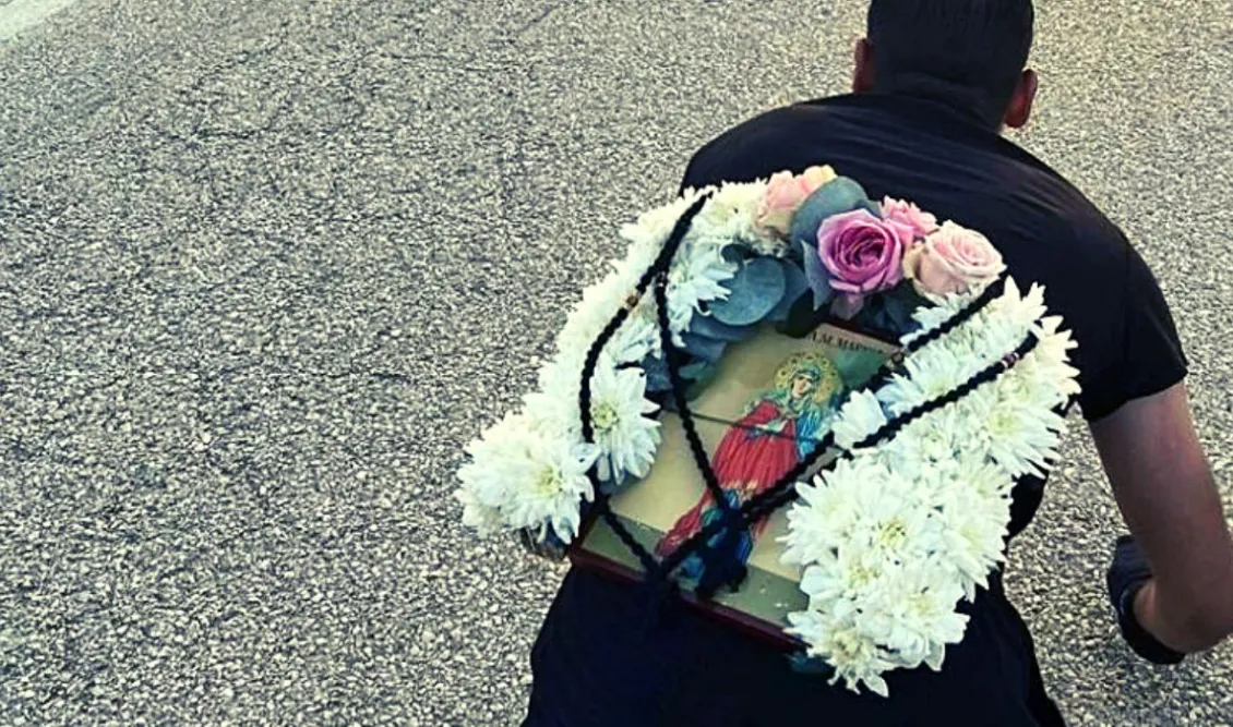 Αγία Μαρίνα: Συγκλόνισε ο νεαρός που ταξίδεψε από τη Σύρο στη Ροδόπη για να προσκυνήσει το ιερό λείψανο της – Έφτασε γονατιστός στο ναό