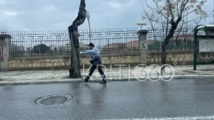 25η Μαρτίου: Παρέλασε μόνος του μετά την ακύρωση των εορτασμών λόγω της κακοκαιρίας