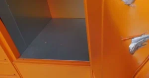 ΦΡΙΚΗ στην Καβάλα! Άκουγαν χτυπήματα μέσα από τη θυρίδα παραλαβής δεμάτων και ξαφνικά…