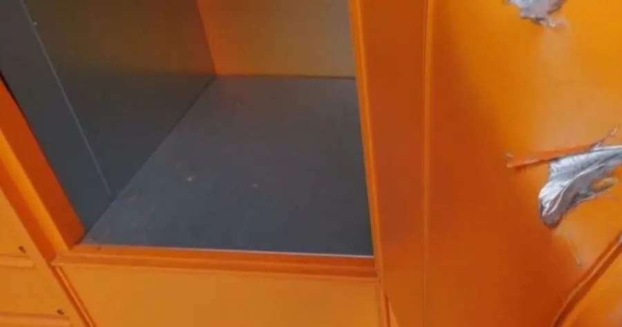 ΦΡΙΚΗ στην Καβάλα! Άκουγαν χτυπήματα μέσα από τη θυρίδα παραλαβής δεμάτων και ξαφνικά…