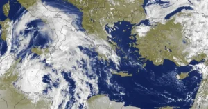 Ραγδαία αλλαγή του καιρού: Πότε και ποιες περιοχές «ντύνονται» στα λευκά