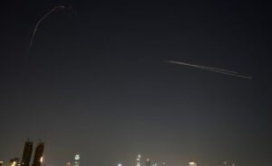 ΣΥΝΑΓΕΡΜΟΣ ΤΩΡΑ: Αεροπλανοφόρο χτυπήθηκε από Drones