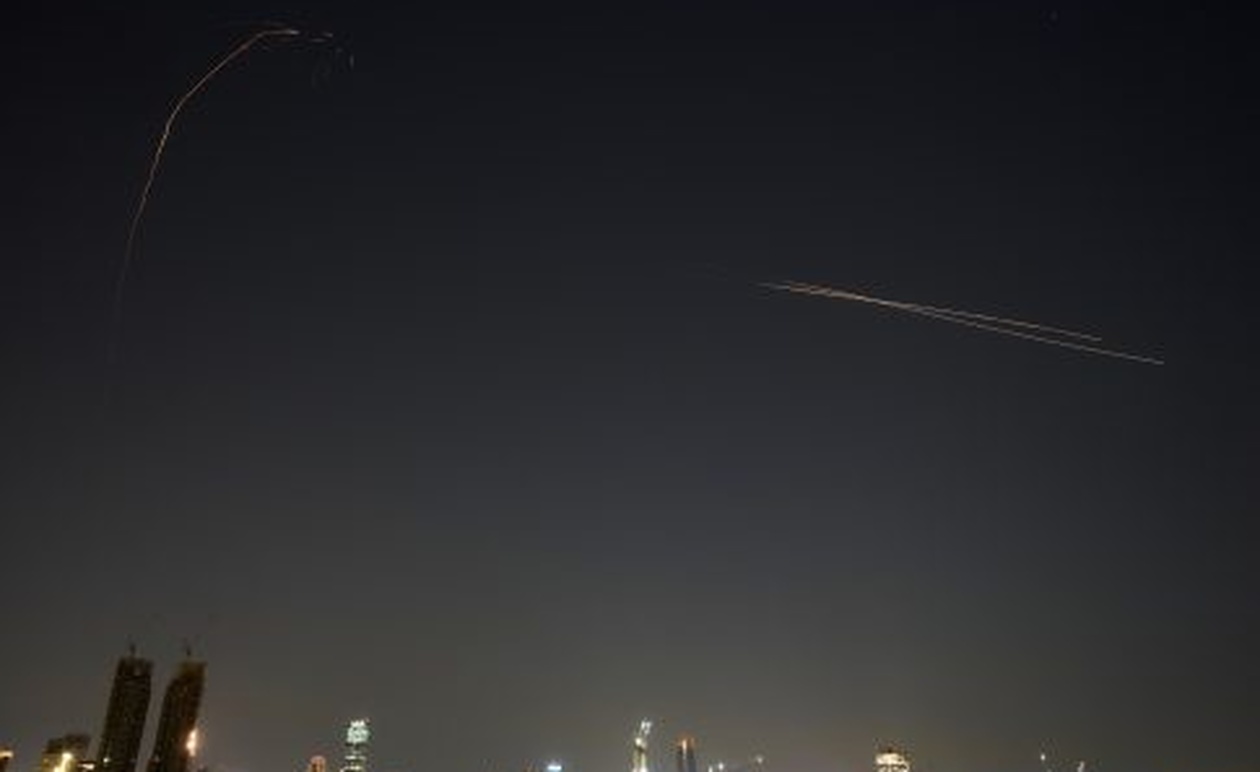 ΣΥΝΑΓΕΡΜΟΣ ΤΩΡΑ: Αεροπλανοφόρο χτυπήθηκε από Drones