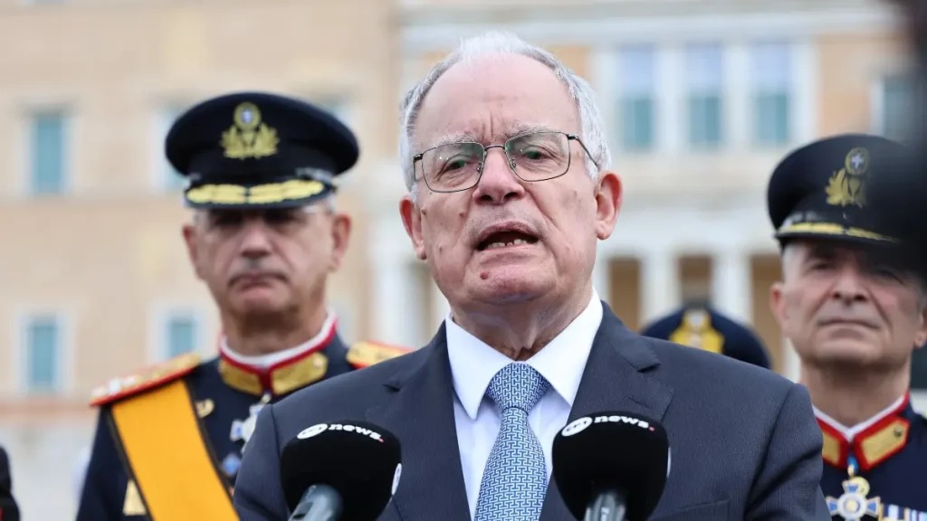 Ποιος είναι ο Κωνσταντίνος Τασούλας που έγινε viral για την γκάφα του την 25η Μαρτίου – Η σύζυγος και η κούκλα κόρη του