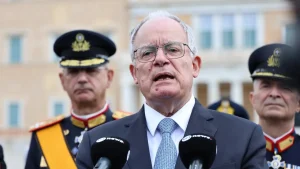 Ποιος είναι ο Κωνσταντίνος Τασούλας που έγινε viral για την γκάφα του την 25η Μαρτίου – Η σύζυγος και η κούκλα κόρη του