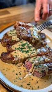 Ζουμερό Φιλέτο με Κρεμώδη Σάλτσα Σκόρδου