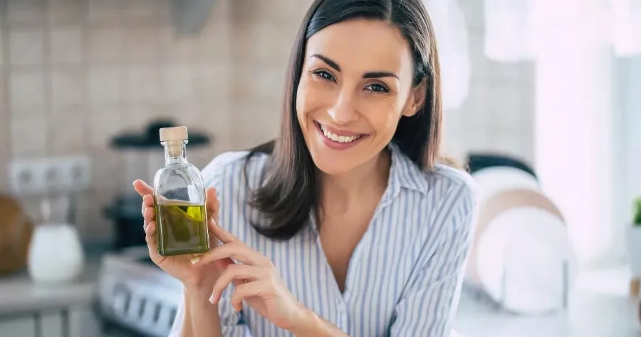 Τι θα συμβεί αν πίνουμε ένα σφηνάκι ελαιόλαδο κάθε μέρα για 2 εβδομάδες