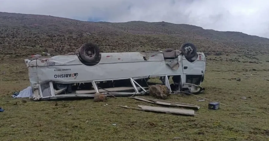 Τους βγάζουν νεκρούς - Έχει γεμίσει πτώματα το οδόστρωμα: ανατροπή λεωφορείου γεμάτο κόσμο - τουλάχιστον 9 νεκροί