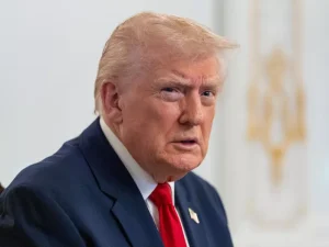 Ο Τραμπ ζητά πλοία στα Στενά του Ορμούζ