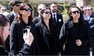 Δημήτρης και Μελίνα Δασκαλοπούλου: Ποια είναι τα δύο εγγόνια της Μαρινέλλας – Οι τραγικές φιγούρες στην κηδεία της