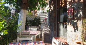 Βρήκαμε το πιο φθηνό ταβερνάκι της Ελλάδας – Κατάλογος με τιμές στο 1,80 και τα 2 ευρώ