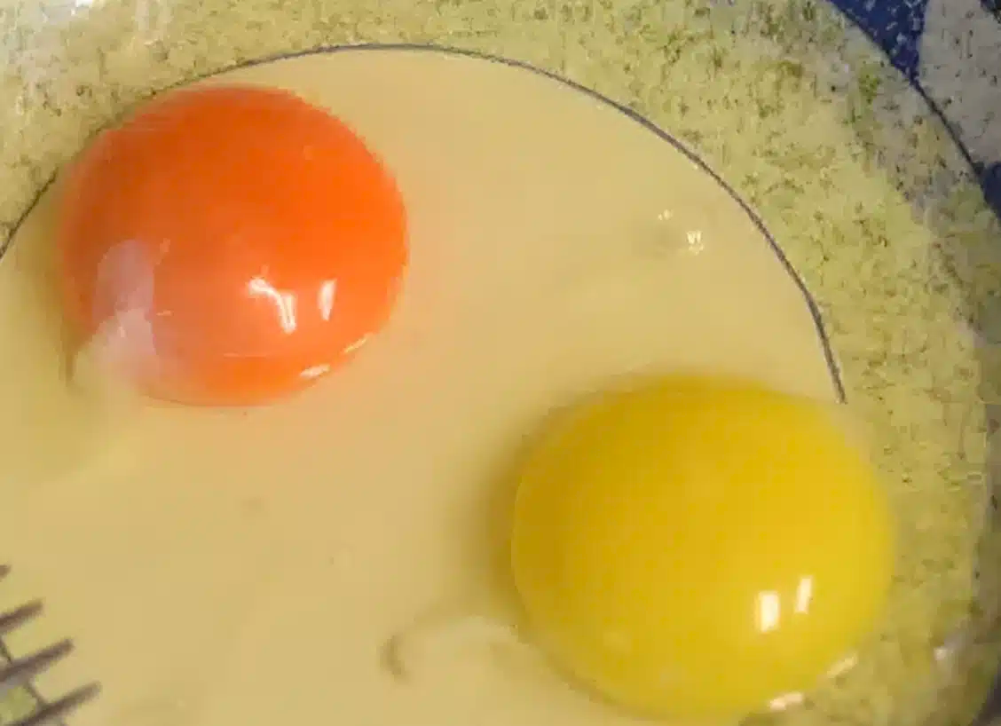 Τι σημαίνει αν ο κρόκος ενός αυγού είναι κίτρινος ή πορτοκαλί – Ποιος είναι ο πιο υγιεινός