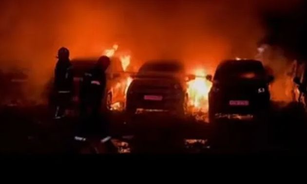 Ηράκλειο: Μεγάλη φωτιά σε χώρο στάθμευσης ενοικιαζόμενων αυτοκινήτων