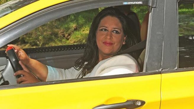 Μεγάλωσα το παιδί μου μόνη μέσα σε ένα ταξί. Σήμερα έχω δικό μου στόλο | Η ιστορία της Ηλέκτρας