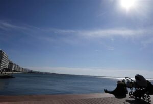 Θα γεμίσουν… οι παραλίες: «Κλείδωσε» – Αυτός θα είναι ο καιρός του Μαΐου – Η πρόβλεψη ανά δεκαήμερο – Πως θα κάνουμε Πρωτομαγιά