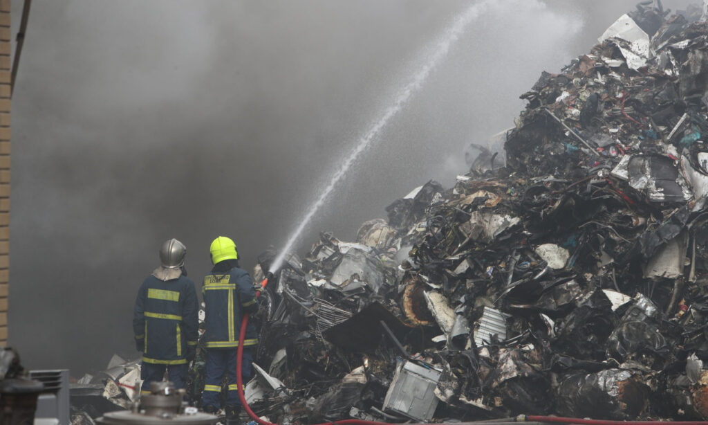 ΦΩΤΙΑ ΤΩΡΑ: ΚΑΙΓΕΤΑΙ ΠΑΣΙΓΝΩΣΤΗ ΕΤΑΙΡΙΑ ΤΗΣ ΘΕΣΣΑΛΟΝΙΚΗΣ – ΜΗΝΥΜΑ 112 ΣΤΟΥΣ ΚΑΤΟΙΚΟΥΣ