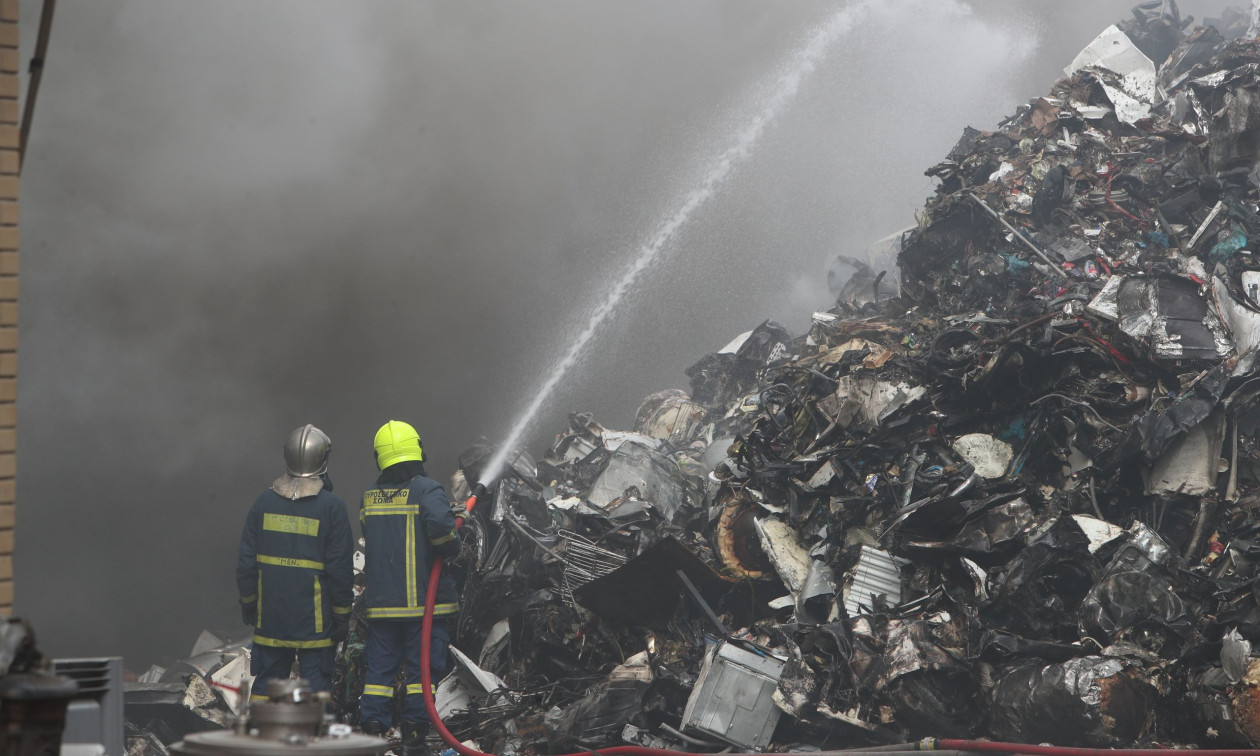 ΦΩΤΙΑ ΤΩΡΑ: ΚΑΙΓΕΤΑΙ ΠΑΣΙΓΝΩΣΤΗ ΕΤΑΙΡΙΑ ΤΗΣ ΘΕΣΣΑΛΟΝΙΚΗΣ – ΜΗΝΥΜΑ 112 ΣΤΟΥΣ ΚΑΤΟΙΚΟΥΣ