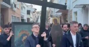 Περιφορά Επιταφίου στην Πρίγκηπο: Ο Άρης Πορτοσάλτε κράτησε τον σταυρό μπροστά στην πομπή