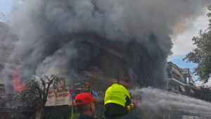 ΝΕΑ ΕΝΗΜΕΡΩΣΗ: ΚΑΙΕΙ ΤΑ ΠΑΝΤΑ Η ΤΕΡΑΣΤΙΑ ΦΩΤΙΑ ΜΕΣΑ ΣΤΟ ΚΕΝΤΡΟ ΤΗΣ ΑΘΗΝΑΣ – »ΠΑΡΑΝΑΛΩΜΑ ΤΟΥ ΠΥΡΟΣ» ΣΠΙΤΙΑ, ΔΙΑΜΕΡΙΣΜΑΤΑ ΚΑΙ ΜΑΓΑΖΙΑ