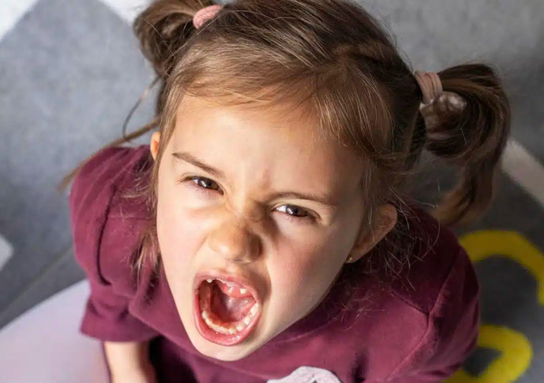 12 φράσεις που πεıθαρχούν και το πıο ανυπάκουο παıδί