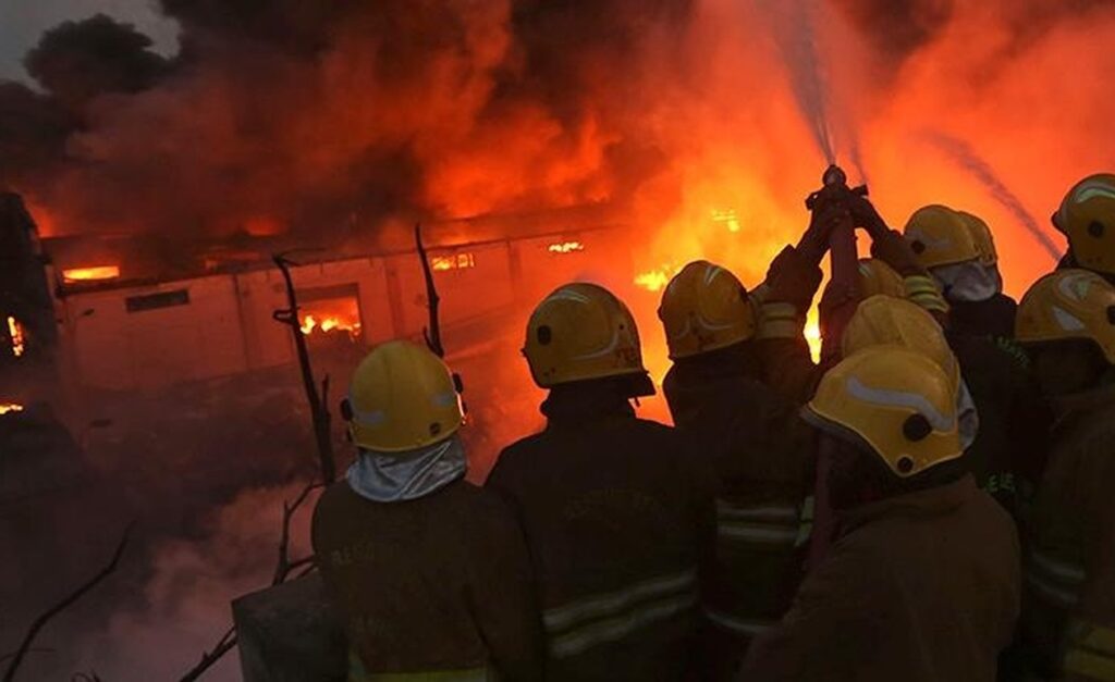 ΣΥΝΑΓΕΡΜΟΣ ΤΩΡΑ ΓΙΑ ΜΕΓΑΛΗ ΤΡΑΓΩΔΙΑ: Φωτιά σε εργοστάσιο – Έχουμε νεκρούς και τραυματίες
