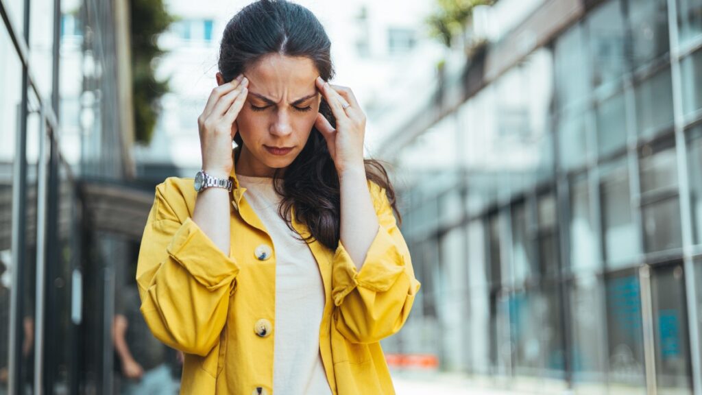 Ο μικροσκοπικός εχθρός που χειροτερεύει τις κρίσεις ημικρανίας – Βρίσκεται παντού