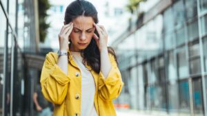 Ο μικροσκοπικός εχθρός που χειροτερεύει τις κρίσεις ημικρανίας – Βρίσκεται παντού