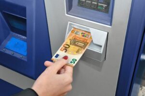 ΕΠΙΤΕΛΟΥΣ ΜΠΑΙΝΟΥΝ ΤΑ ΛΕΦΤΑ – ΑΥΤΟΙ ΠΛΗΡΩΝΟΝΤΑΙ ΣΗΜΕΡΑ – ΔΕΣ ΑΝ ΕΙΣΑΙ ΜΕΣΑ