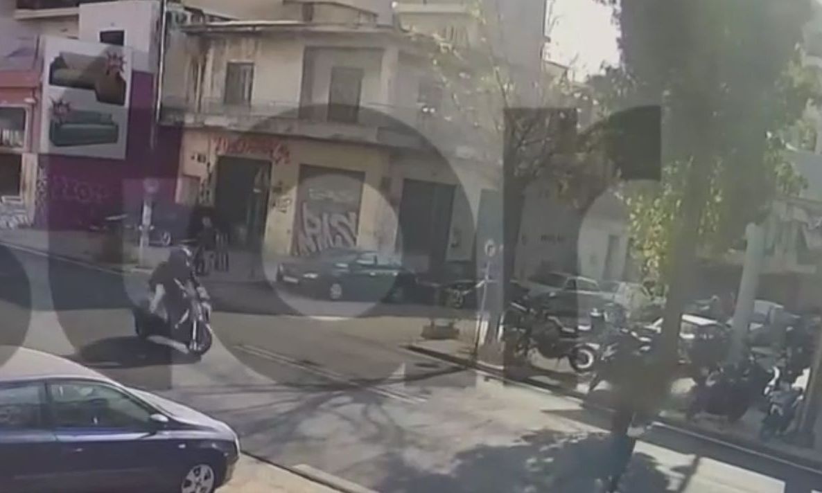 Βίντεο ντοκουμέντο: Η στιγμή που μοτοσικλετιστής παρασέρνει και εγκαταλείπει 16χρονη στη Λιοσίων – Σκληρές εικόνες