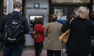 «Βρέχει» λεφτά από 27/4: Ποιοι θα δουν χρήματα στα ΑΤΜ