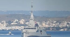 Η φρεγάτα «Κίμων» έφτασε στον Πειραιά – Στιγμιότυπα από την εντυπωσιακή της άφιξη στο λιμάνι