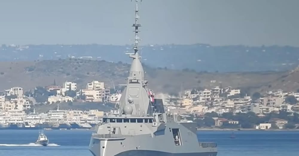 Η φρεγάτα «Κίμων» έφτασε στον Πειραιά – Στιγμιότυπα από την εντυπωσιακή της άφιξη στο λιμάνι