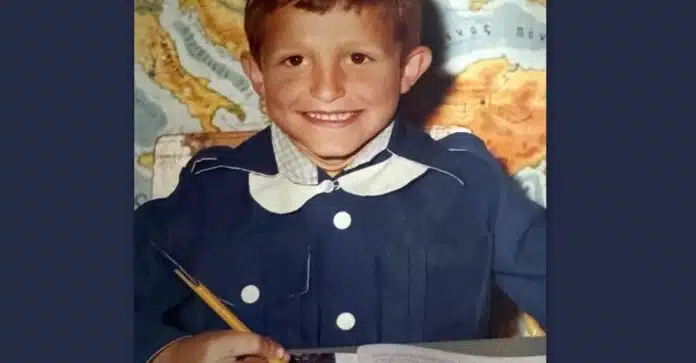 ΤΟ ΧΑΜΟΓΕΛΑΣΤΟ ΑΓΟΡΑΚΙ ΤΗΣ ΦΩΤΟΓΡΑΦΙΑΣ  ΕΙΝΑΙ ΠΑΣΙΓΝΩΣΤΟΣ  ΕΛΛΗΝΑΣ ΗΘΟΠΟΙΟΣ –  ΤΟΝ ΑΝΑΓΝΩΡΙΖΕΤΕ?